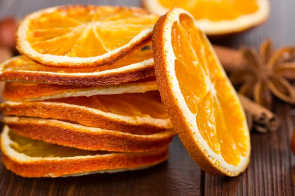 Rodajas de naranja seca, canela y anís estrellado — Foto de Stock