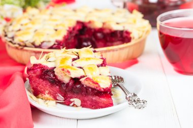 Kirazlı turta ve fincan çay pembe