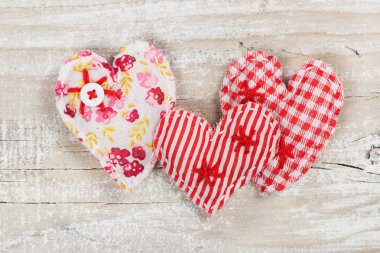 Sevgililer günü için üç dekoratif kumaş kalp  