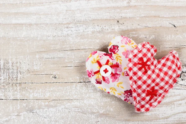 Twee decoratieve stof hart voor Valentijnsdag — Stockfoto