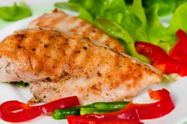 Sebzeli ızgara tavuk filetosu.