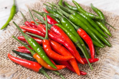 Kırmızı ve yeşil acı biber  