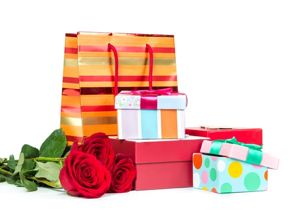 Scatole regalo colorate e rose — Foto Stock