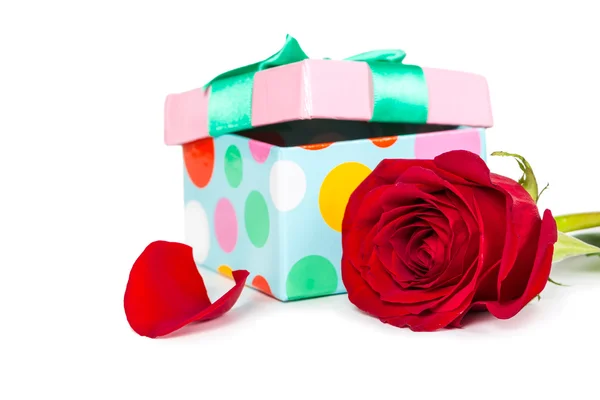 Kleurrijke giftdoos en rose — Stockfoto