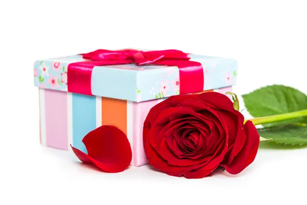 Kleurrijke giftdoos en rose — Stockfoto