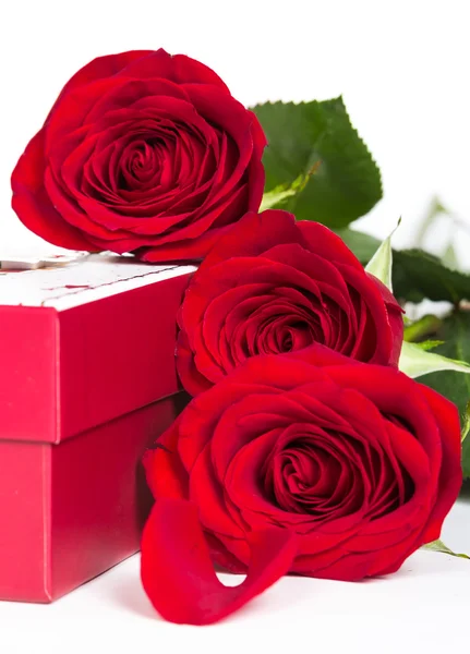 Caja de regalo y rosas rojas — Foto de Stock