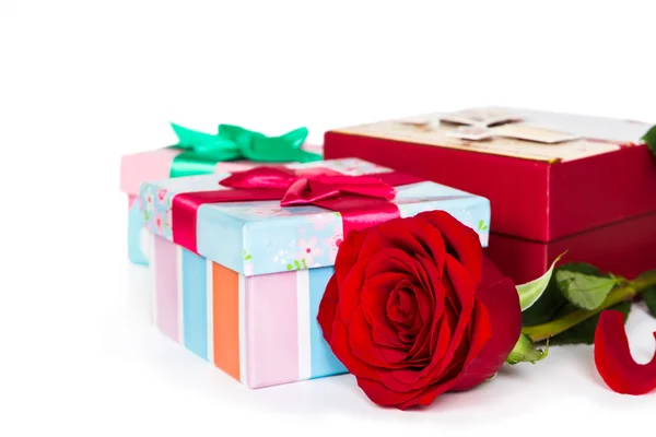 Πολύχρωμο δώρο κουτιά και τριαντάφυλλο — Φωτογραφία Αρχείου