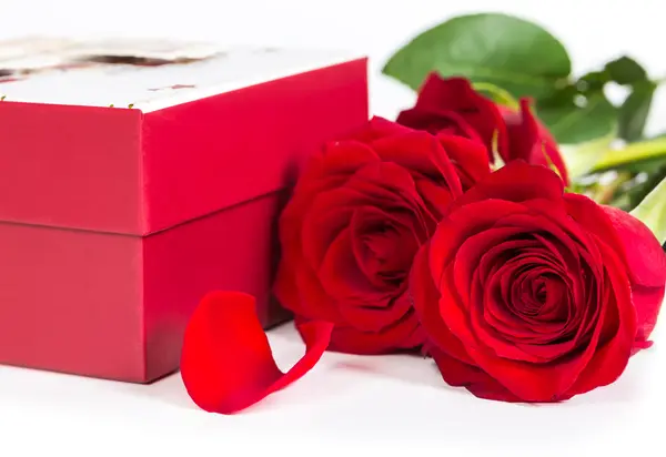 Caixa de presente e rosas vermelhas — Fotografia de Stock