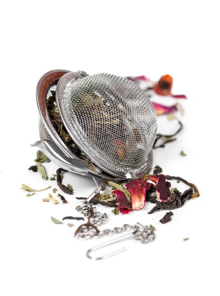 Yeşil bitki çayı çay süzgeci kurutulmuş çiçeklerle — Stok fotoğraf