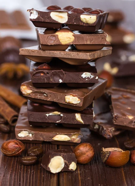 Pièces de chocolat dans une pile — Photo