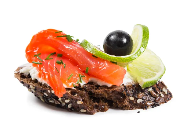 Sandwiches con salmón, aceitunas y lima — Foto de Stock