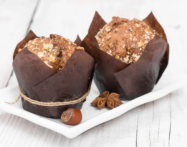 Deux muffins aux noix sur une assiette blanche — Photo