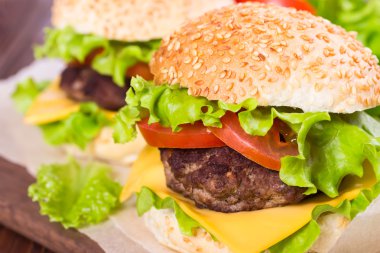 Göğsü sandviç, peynir ve domates 