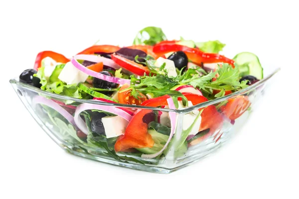 Salát s čerstvou zeleninou, olivami a sýrem — Stock fotografie