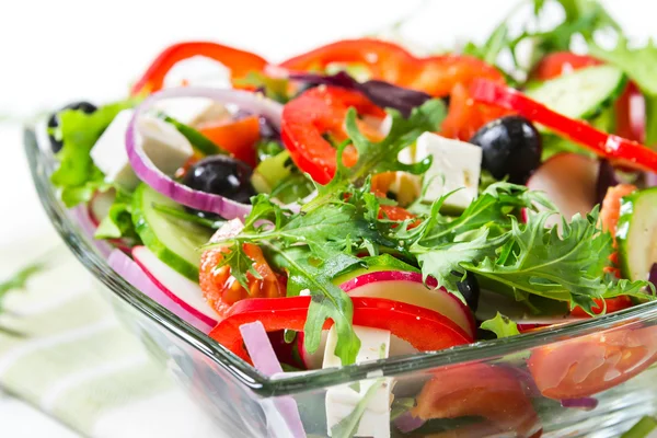 Sallad med färska grönsaker och örter — Stockfoto