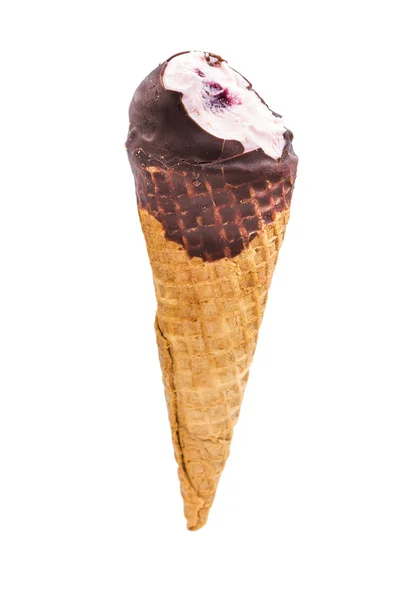 Морозиво з фруктовим джемом у вафельному конусі — стокове фото