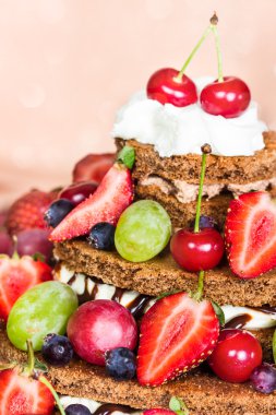 Çilekli çikolatalı pasta.