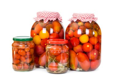 Dört kavanoz turşu domates üzerinde beyaz izole 