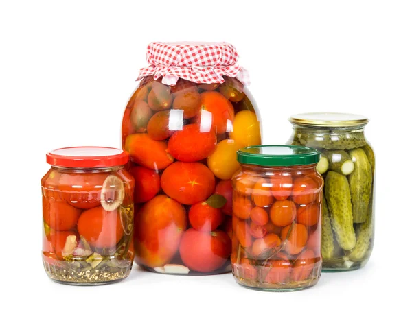 Tomates em conserva e pepinos isolados em branco — Fotografia de Stock