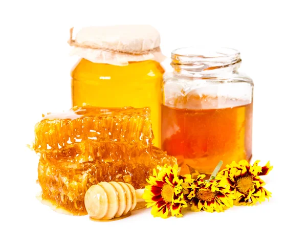 Favo de mel doce e dois frascos de mel — Fotografia de Stock