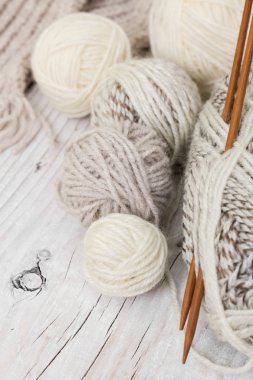 Skeins yün iplik ve örme iğneler bambu dan