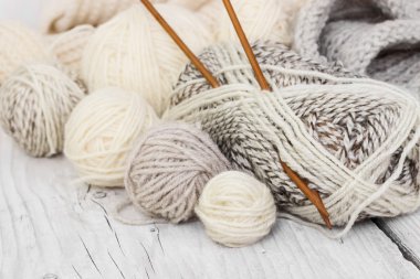 Skeins yün iplik ve örme iğneler
