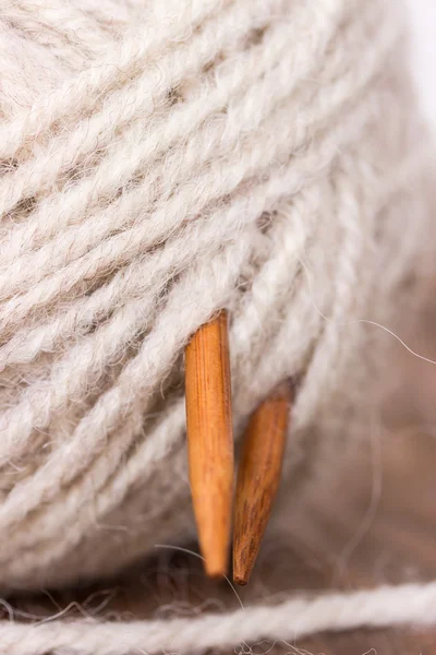 Пряжа из клееной шерсти и деревянные вязальные иголки — стоковое фото
