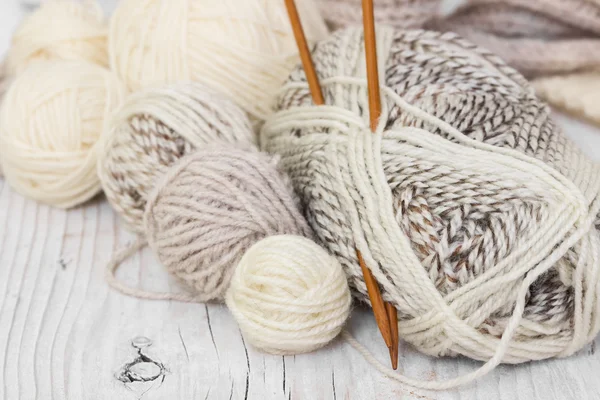 Espinhos de fios de lã e agulhas de tricô — Fotografia de Stock