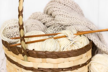 Skeins ile bir hasır sepet örme için yün iplik