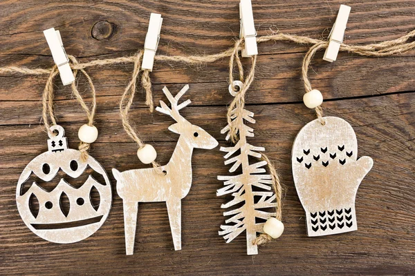 Decorazione natalizia in legno appeso su sfondo di legno — Foto Stock
