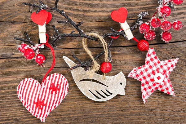 Décoration de Noël en bois accrochée à une branche — Photo