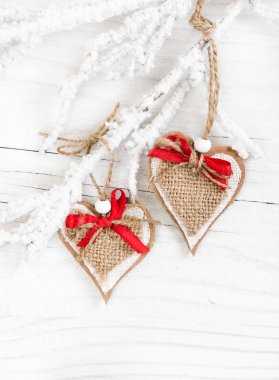 Karla kaplı dal dekoratif Kalpler