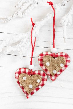 Karla kaplı dal dekoratif Kalpler