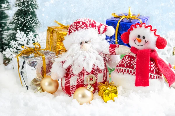 Boże Narodzenie zabawki bałwana i Santa Claus na śnieżny tło — Zdjęcie stockowe