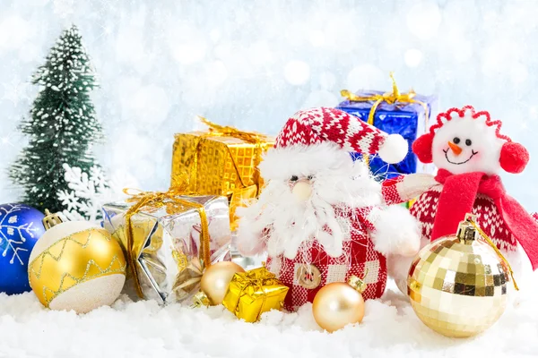 Natale pupazzo di neve giocattolo e Babbo Natale su sfondo innevato — Foto Stock