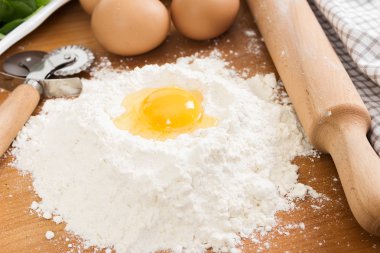 Mantı - un, yumurta, ıspanak için malzemeler