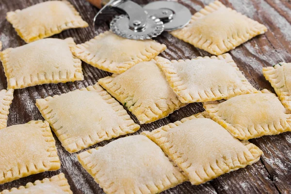 Rohe Ravioli auf Holzgrund — Stockfoto