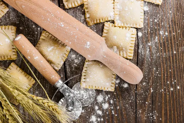 Rohe Ravioli auf Holzgrund — Stockfoto