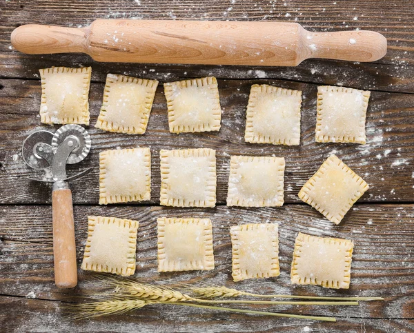 Ravioles crudos sobre fondo de madera — Foto de Stock