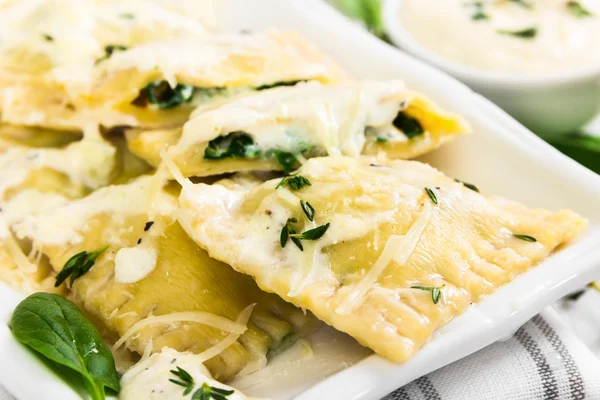 Ravioli con espinacas y queso ricotta —  Fotos de Stock