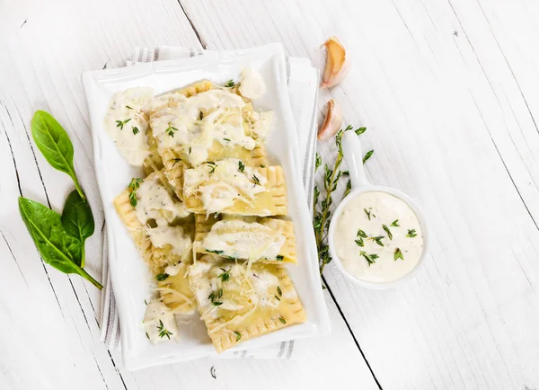 Ravioli con espinacas y queso ricotta con salsa blanca —  Fotos de Stock