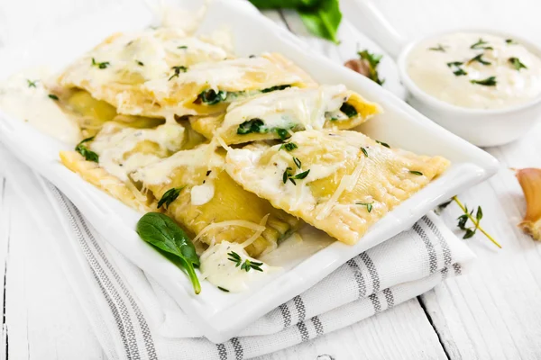 Ravioli s listovým špenátem a sýrem ricotta s bílou omáčkou — Stock fotografie