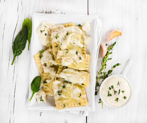 Ravioli con espinacas y queso ricotta con salsa blanca —  Fotos de Stock