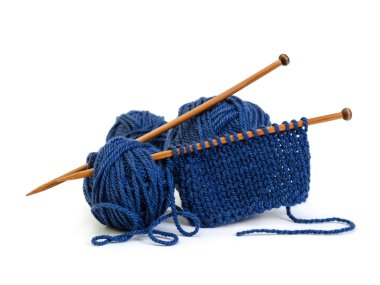 Yün iplik mavi renkler ve ahşap iğneler