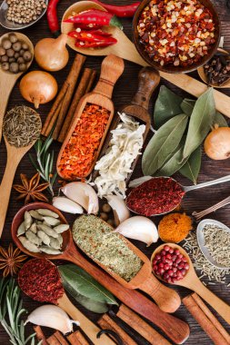 Ahşap arka plan üzerinde farklı kokulu baharatlar.