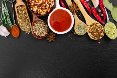 Güzel kokulu baharat ve baharat siyah arka plan üzerine.