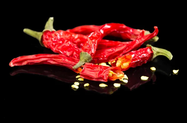 Red hot chili peppar svart på svart bakgrund — Stockfoto