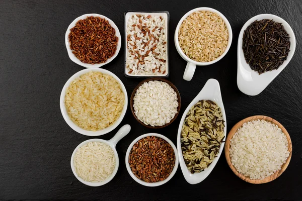 Arroz diferente em tigelas — Fotografia de Stock