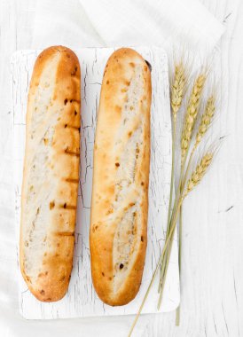 İki Fransız ekmeği.