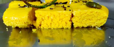 Gujarati Khaman Dhokla ya da buharda pişirilmiş un çerezi yakın plan çekimi.
